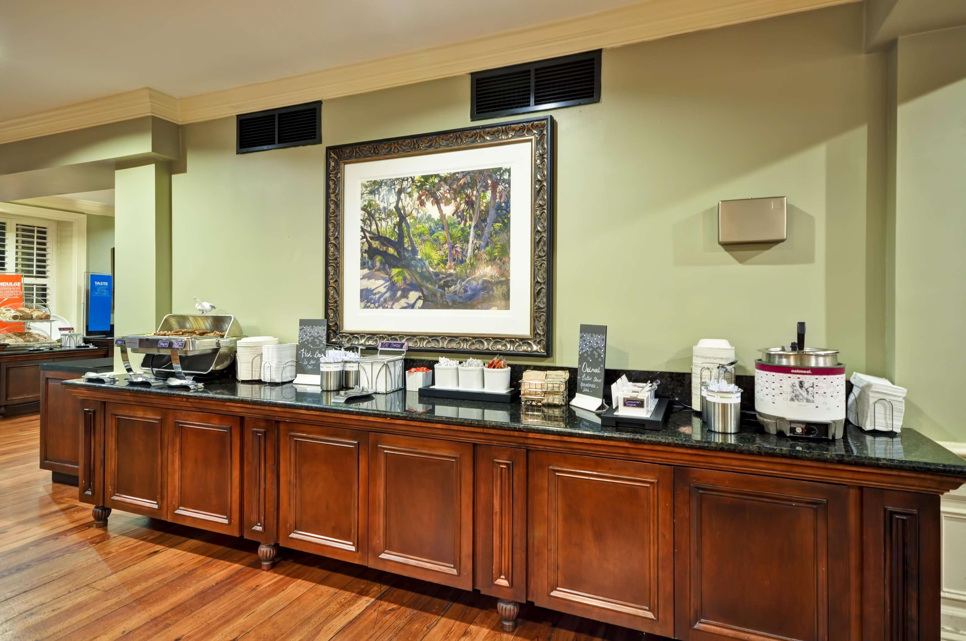 Hampton Inn Charleston-Historic District Экстерьер фото